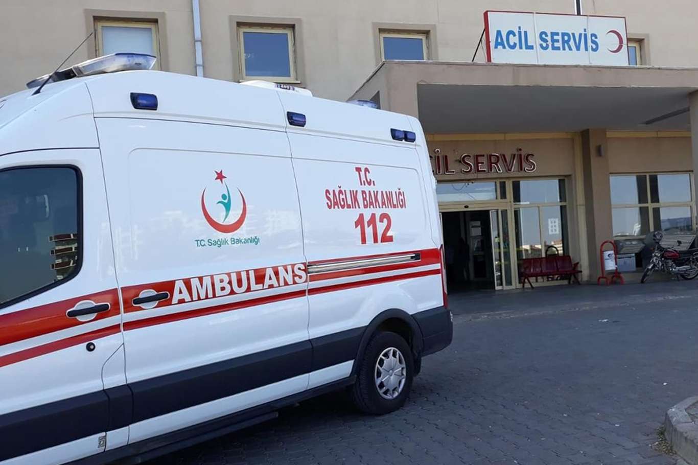 Tarım işçilerini taşıyan minibüs direğe çarptı: 13 yaralı